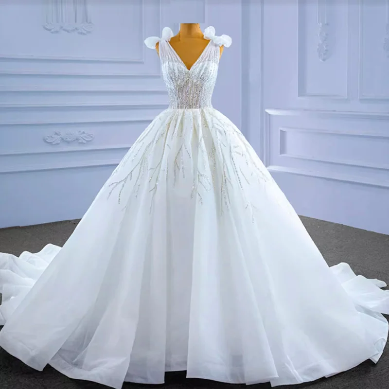 Luxury Tulle Ball Gown Wedding Dresses with V-neck