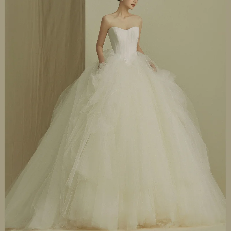 Strapless Ball Gown Scoop Neck Wedding Dress With Tulle Skirt